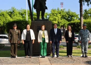 Encabeza secretaria de SEBIDES izamiento por el 214 aniversario de la muerte de Miguel Hidalgo y Costilla