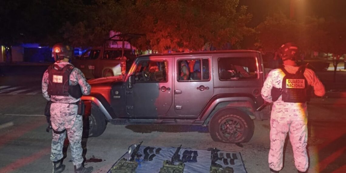 Detienen a tres civiles armados y aseguran vehículos con reporte de robo y municiones en Culiacán