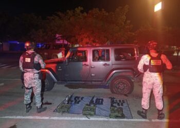 Detienen a tres civiles armados y aseguran vehículos con reporte de robo y municiones en Culiacán