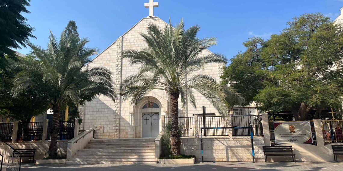 Israel “lamenta daños y víctimas” por ataque a la Sagrada Familia de Gaza