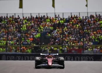 Hamilton lidera, por delante de los McLaren, el primer libre del GP de Gran Bretaña