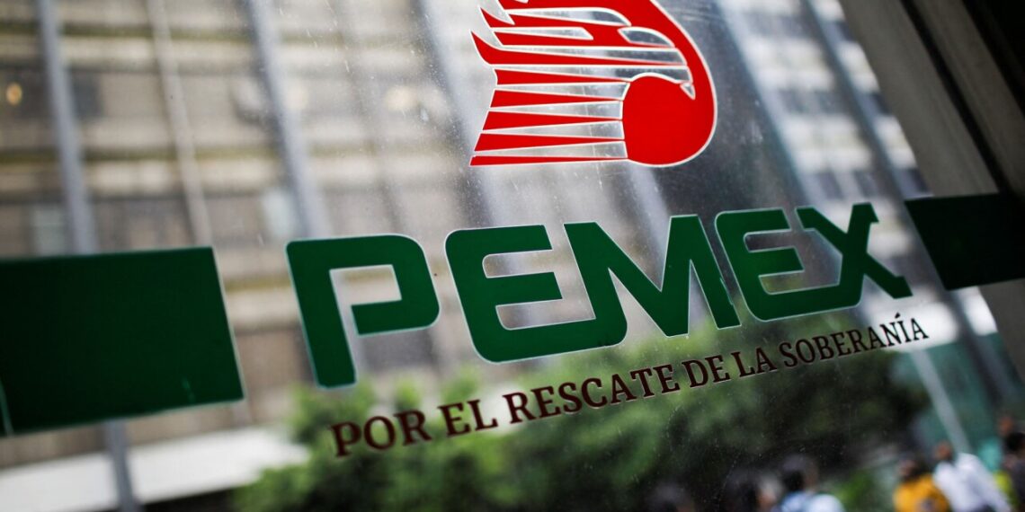 Sheinbaum pide a proveedores de Pemex no utilizar a ‘coyotes’ para cobrar adeudos