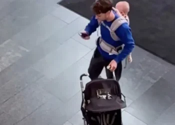 El video del papá del año: pánico en un centro comercial