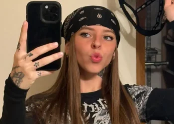 lll”Ni una foto”: Young Miko genera polémica tras ignorar a fans en aeropuerto de Tijuanalll