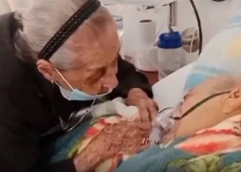 Emotivo adiós: Anciana de 102 años se despide de su hijo moribundo de 82 | VIDEO