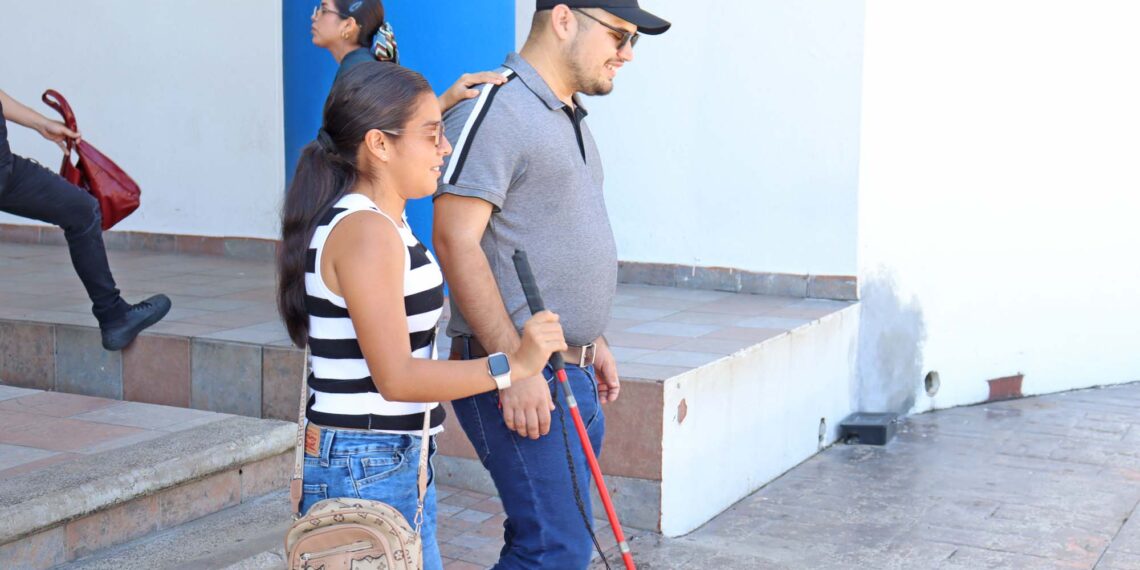 ¡Ejemplo de inclusión! María de Jesús, alumna de la Facultad de Derecho con discapacidad visual, agradece el apoyo que ha recibido desde ADIUAS