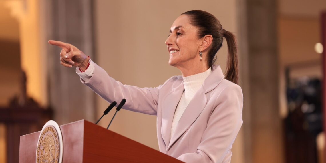 “Adversarios tienen profundo racismo y clasismo”: Sheinbaum respalda ceremonia de bastón de mando a ministros de la Corte