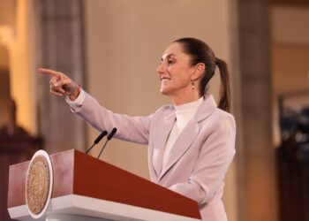 “Adversarios tienen profundo racismo y clasismo”: Sheinbaum respalda ceremonia de bastón de mando a ministros de la Corte