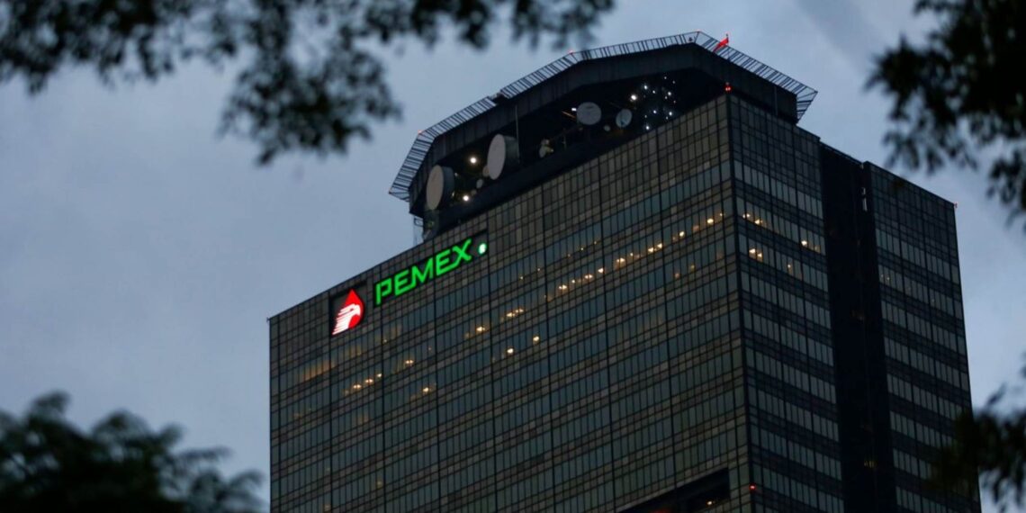 “Hay que revisar si realmente hubo estos contratos”, dice Sheinbaum tras acusación de sobornos a funcionarios de Pemex 