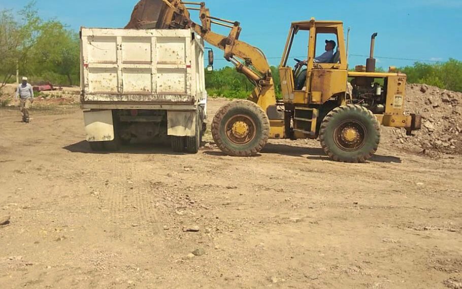 Cumple Gildardo Leyva compromiso con habitantes de La Bajada del Monte: inicia rehabilitación de camino rural