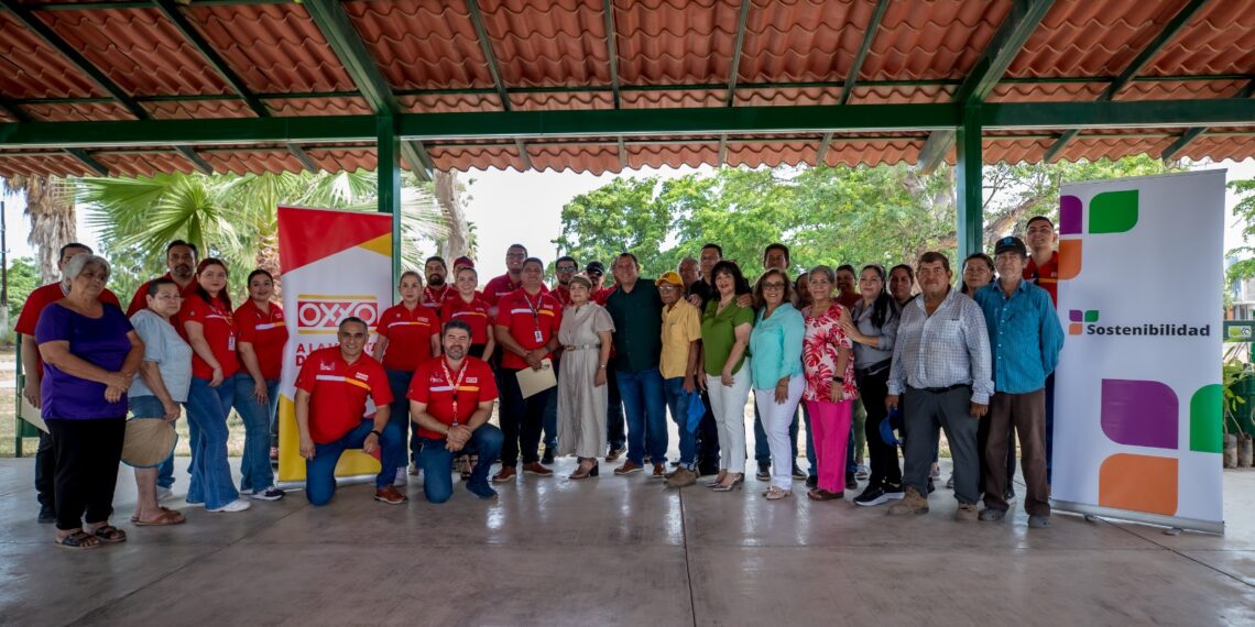 La alcaldesa agradece a Oxxo rehabilitación de parque en la colonia Petatlán