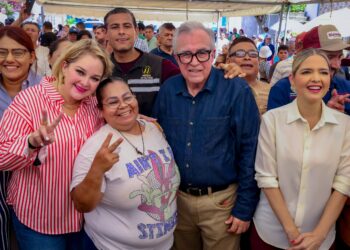 Entrega Rocha apoyos emergentes a familias afectadas por inundaciones en Mazatlán