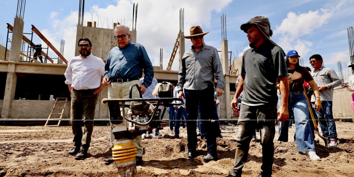 Supervisa el gobernador Rocha construcción de la Secundaria de Valle Alto