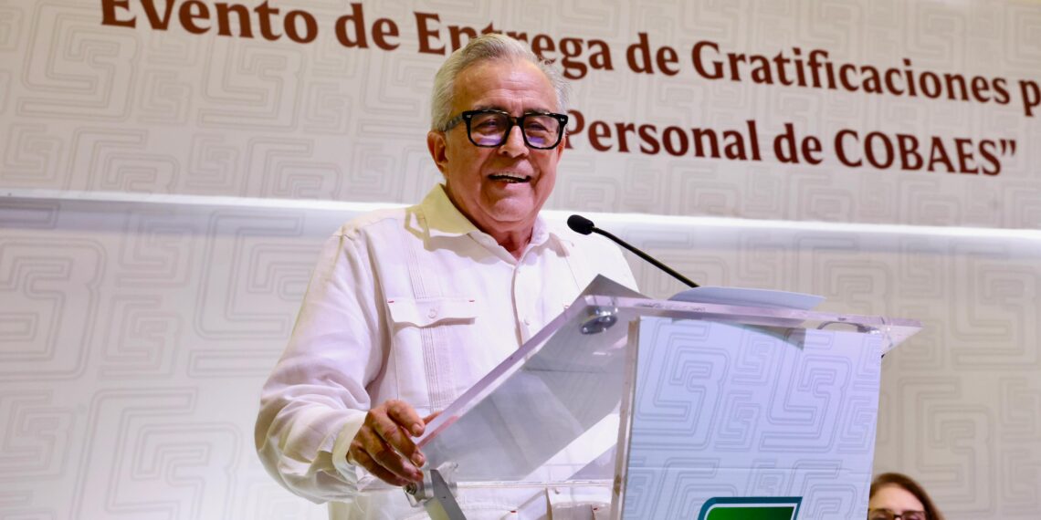Entrega gobernador Rocha estímulos por jubilación a trabajadoras y trabajadores del Colegio de Bachilleres del Estado de Sinaloa
