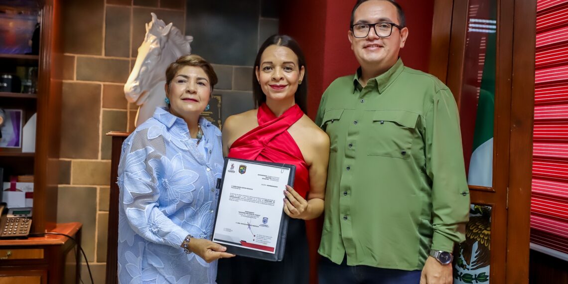 Confirman cambio en Comunicación Social; Rosita Cortés rinde protesta como nueva directora