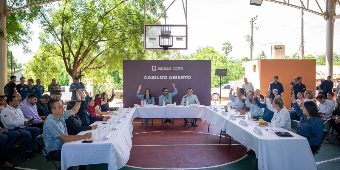 Juan de Dios Gámez atiende peticiones ciudadanas durante sesión de Cabildo Abierto en Sanalona