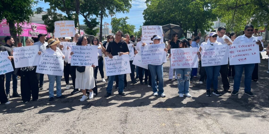 Marchan en memoria de maestra asesinada en ataque armado en Altata, Navolato