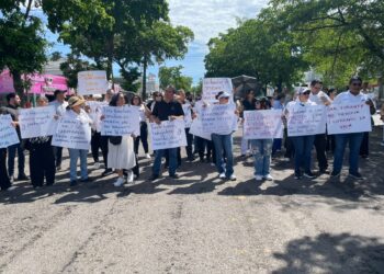 Marchan en memoria de maestra asesinada en ataque armado en Altata, Navolato