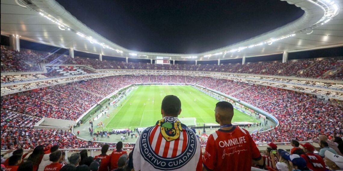 Aficionada denuncia que seguidores de Chivas agredieron de forma artera en el Estadio Akron a su hermano que le va a Cruz Azul