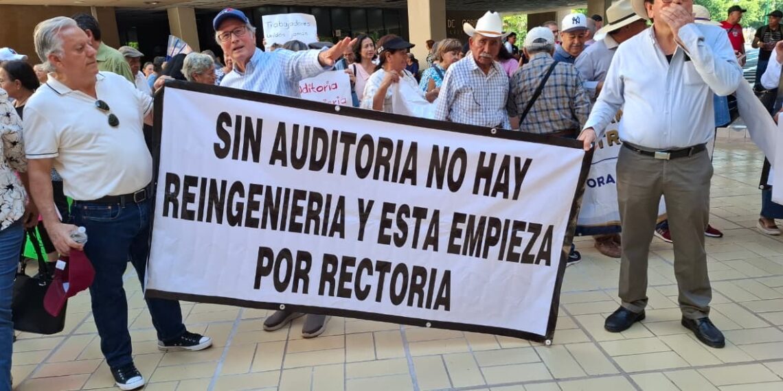 Jubilados y trabajadores de la UAS protestan contra reingeniería financiera