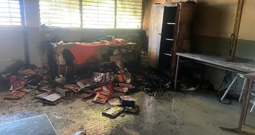 Incendio en secundaria de Bellavista; dejan ‘narc*mensajes’