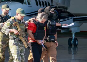 Avión que traslada a Hernán Bermúdez Requena cambia de ruta; a esta hora llegará a México