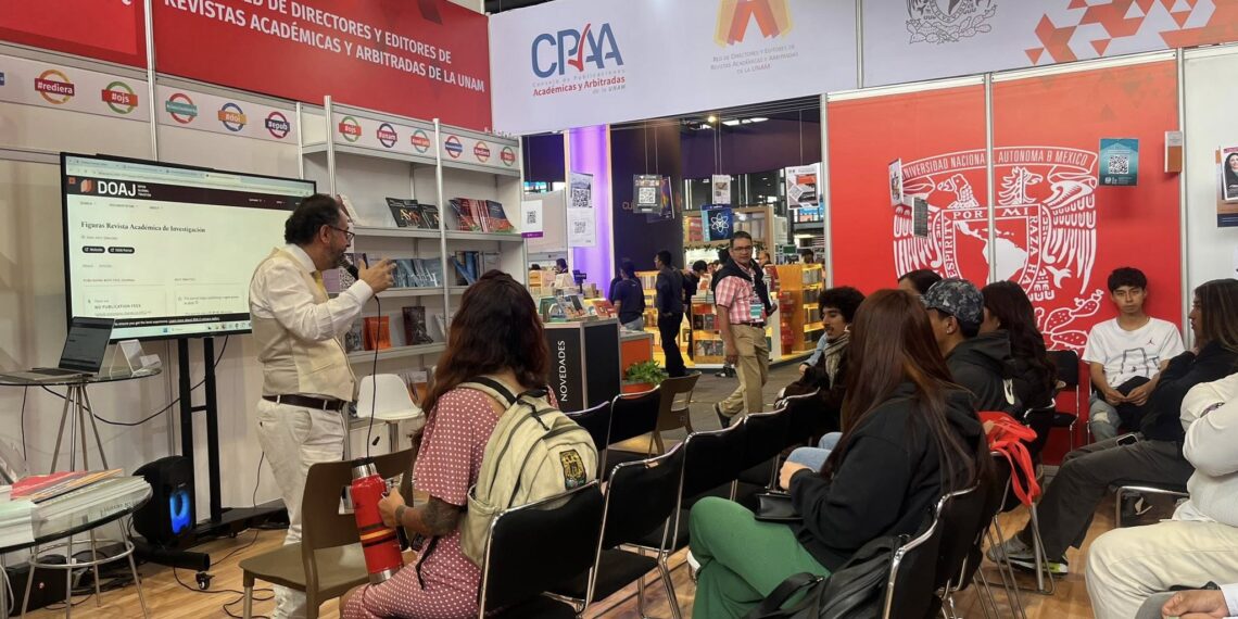 La UAS difunde su producción editorial en la Feria del Libro de las Universitarios y los Universitarios y abre puertas a nuevas colaboraciones