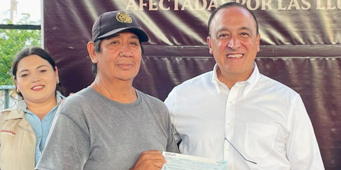 Más de 600 familias ahomenses afectadas por las lluvias reciben sus cheques de apoyo
