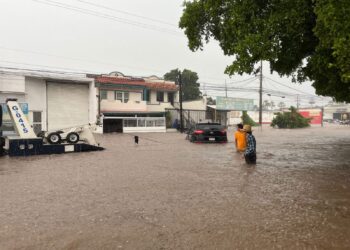 Fuertes lluvias provocan inundaciones y cierres viales en Culiacán