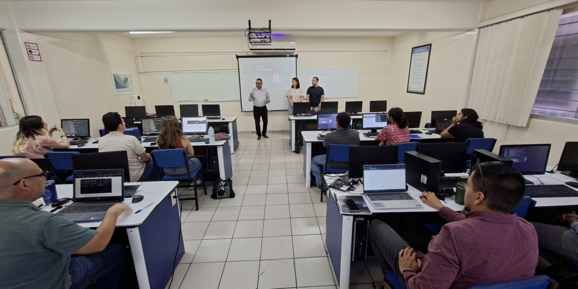 Investigador del Instituto de Radioastronomía y Astrofísica de la UNAM realiza estancia académica en la UAS, impartiendo talleres especializados