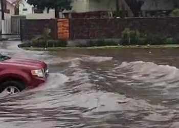 Ciudadanos del sector Centro reportan inundaciones por lluvias; Protección Civil atiende emergencias