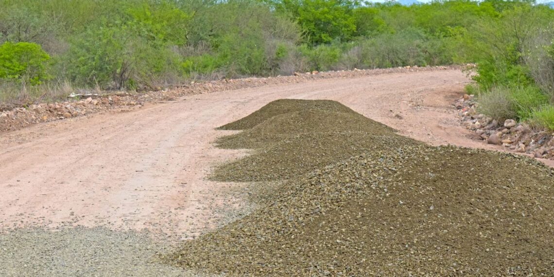 Alcalde Gildardo Leyva supervisa rehabilitación del camino La Bajada del Monte