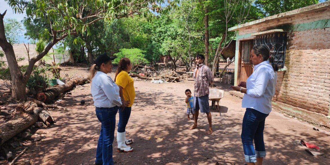 DIF El Fuerte y Protección Civil atienden a familias afectadas por lluvias en Las Panguitas y Producto de la Revolución
