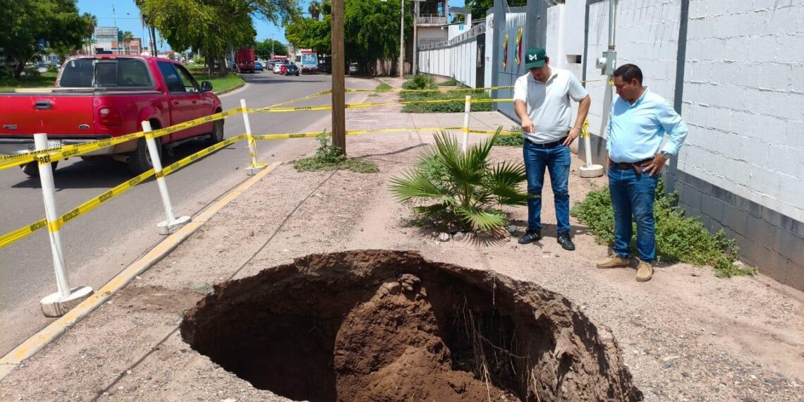 Dependencias municipales responden a emergencia vial por socavón en el Blvd. Centenario