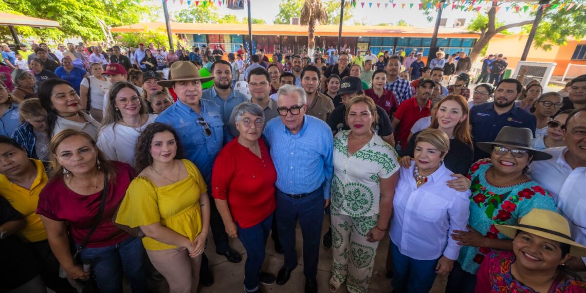 Gobernador Rocha Moya entregó apoyos a damnificados por lluvias en Juan José Ríos