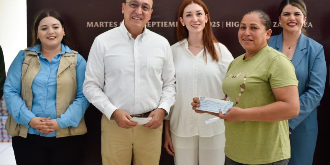 Gobernador Rocha demuestra su humanismo a afectados por lluvias en Ahome