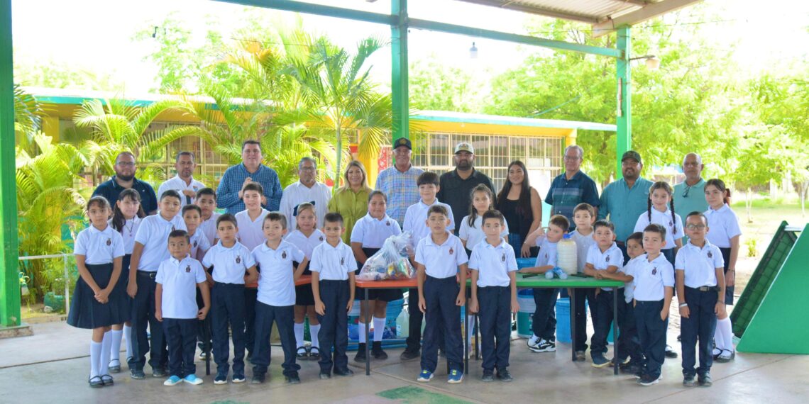 Gobierno de El Fuerte entrega mobiliario y material de apoyo a la escuela primaria Lázaro Cárdenas de Jahuara II