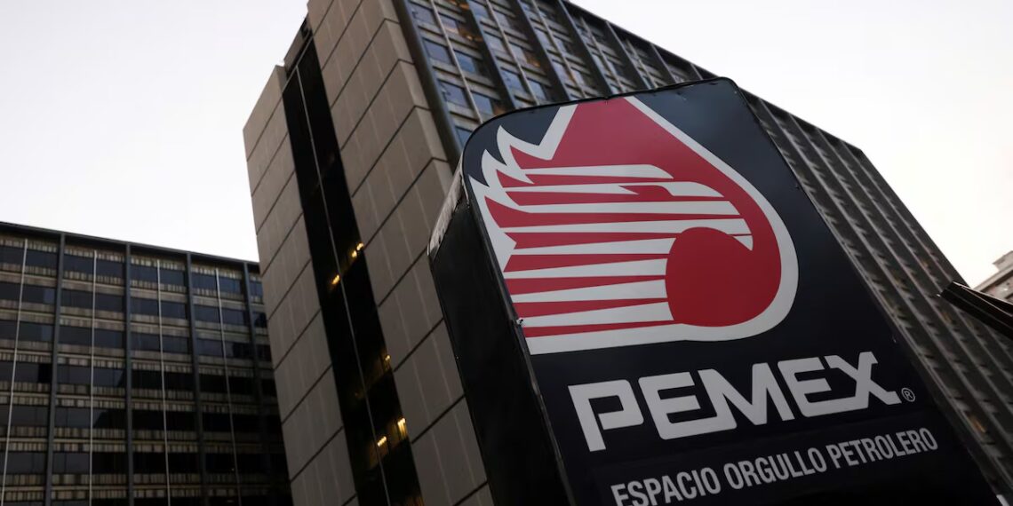 Sheinbaum afirma que su Gobierno debe pagar “la maldita deuda corrupta de Pemex”