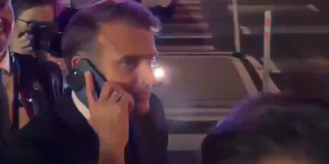 Presidente de Francia, Emmanuel Macron es detenido por la policía en NY y le llama por teléfono a Trump para que lo ayude