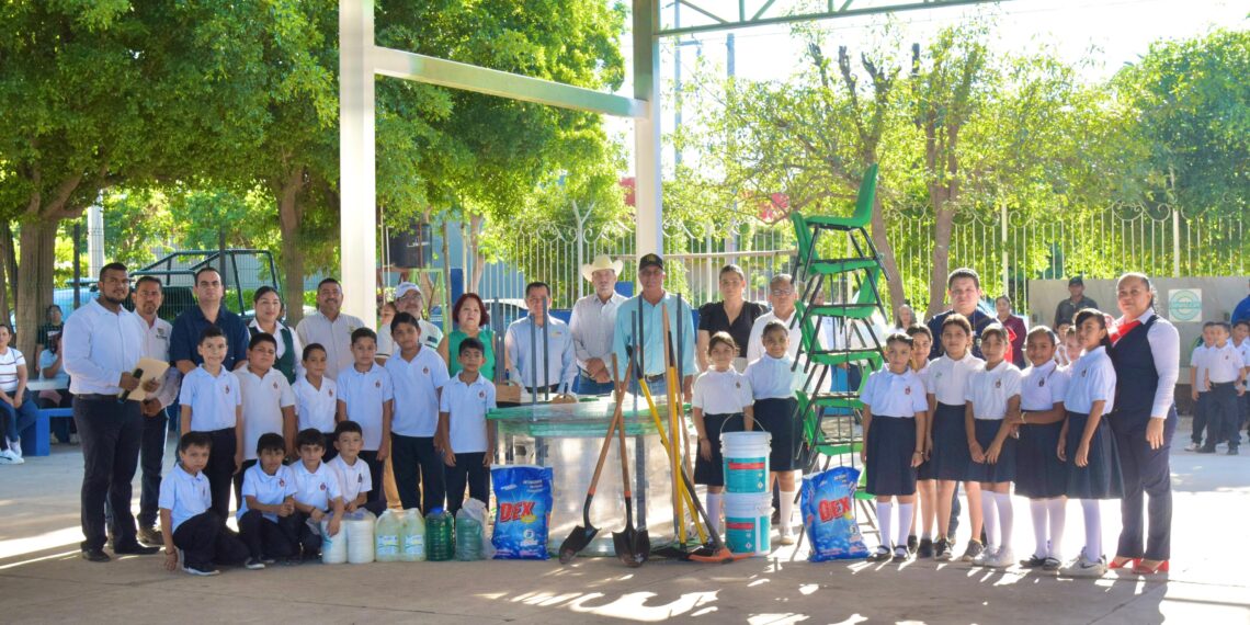 Ayuntamiento de El Fuerte entrega apoyos a instituciones educativas en Charay y Mochicahui