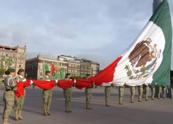 Sheinbaum encabeza izamiento de bandera a media asta por víctimas sismos de 1985 y 2017