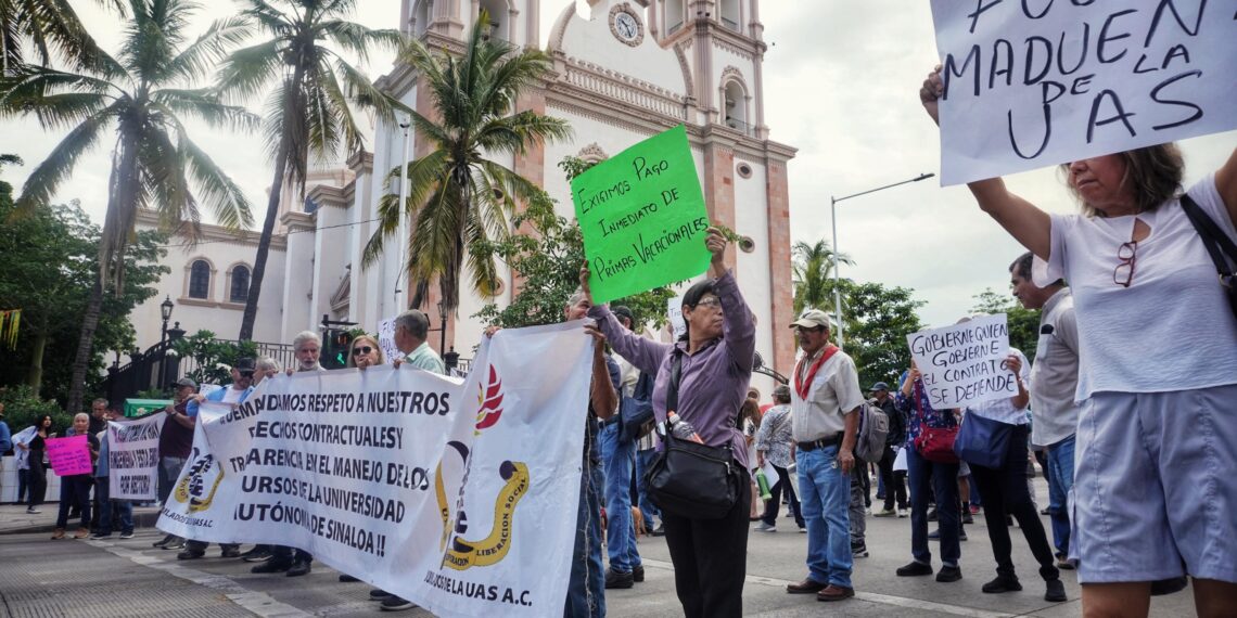Bloquean la Obregón; exigen pago de primas vacacionales y rechazan reingeniería financiera en la UAS