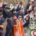 “El vivo casi se va con el muerto”: repartidor cae en una fosa durante un funeral