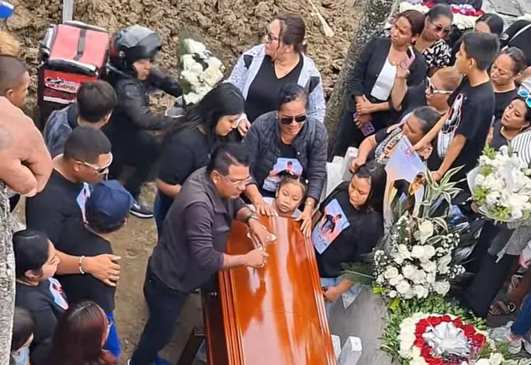 “El vivo casi se va con el muerto”: repartidor cae en una fosa durante un funeral