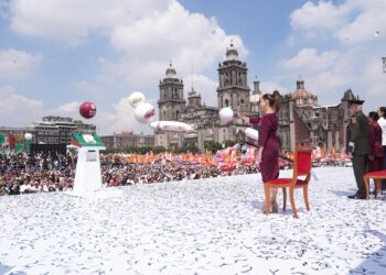 ”Estoy segura que vamos por el camino correcto”: Presidenta Claudia Sheinbaum ante 400 mil personas en el cierre de su gira Nacional de rendición de cuentas en el monumental Zócalo de la Ciudad de México