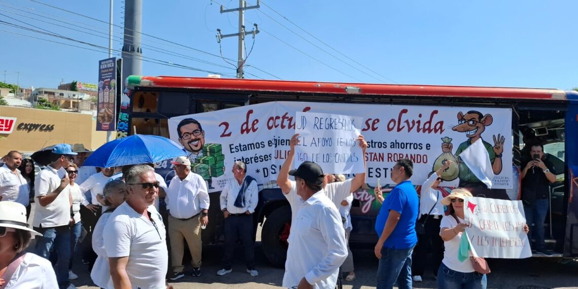 Jubilados del STASAC bloquean bulevar en Culiacán para exigir devolución de ahorros