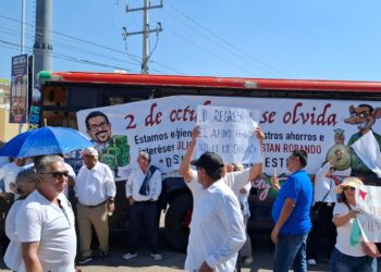 Jubilados del STASAC bloquean bulevar en Culiacán para exigir devolución de ahorros