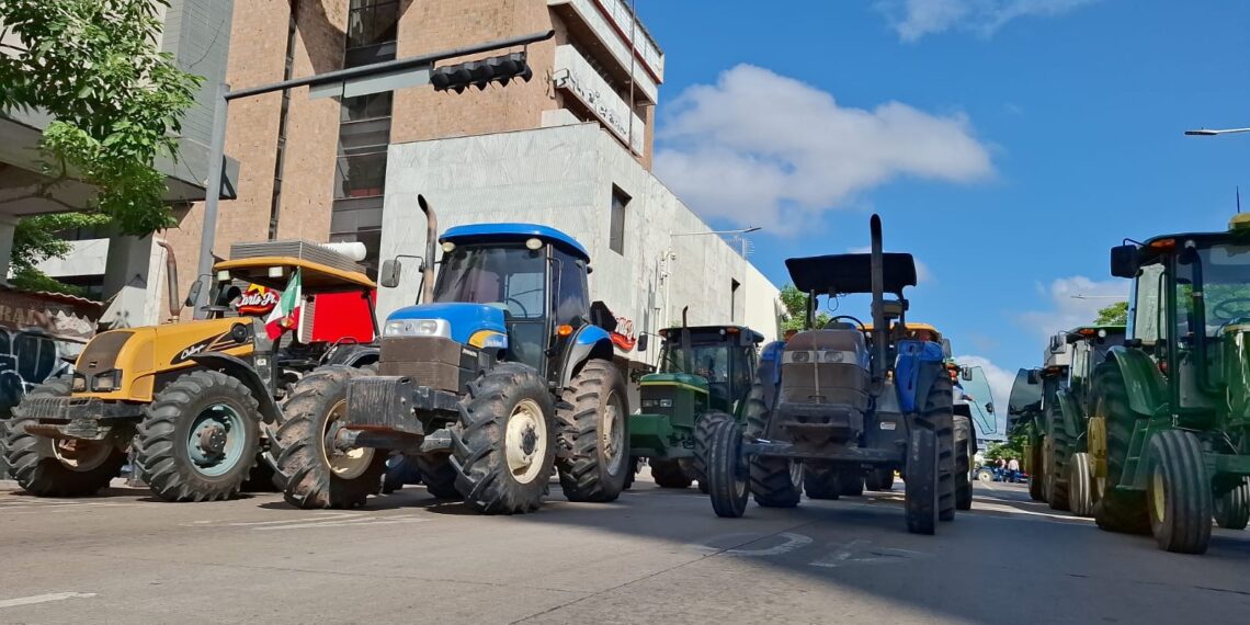 Productores agrícolas bloquean casetas y vialidades en protesta nacional; Sinaloa se suma con fuerza