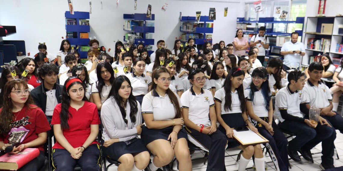 Como parte de la promoción de la lectura, realizan conversatorio con el afamado escritor Elmer Mendoza en la Preparatoria Rafael Buelna Tenorio