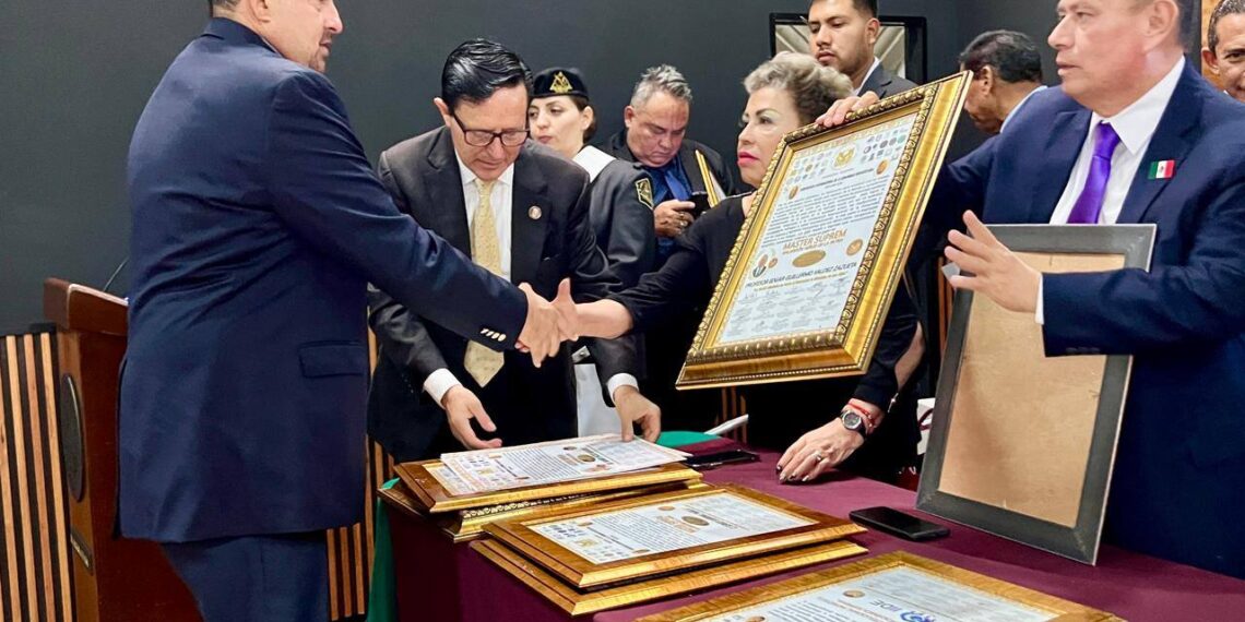 Édgar Guillermo Valdez, instructor de la Banda de Guerra y Escolta de la UAS, recibe el Doctorado Honoris Causa y la Medalla “Héroes y Heroínas de la Patria”